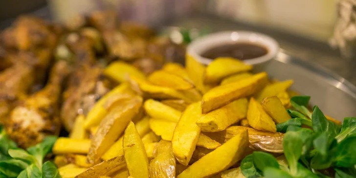 Chrumkavý Chicken box pre 2 alebo 4 osoby s hranolčekmi a BBQ omáčkou