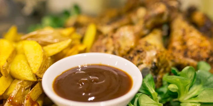 Chrumkavý Chicken box pre 2 alebo 4 osoby s hranolčekmi a BBQ omáčkou