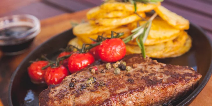 250g Milánsky steak s prílohou a slepačou polievkou v Štefánke by Pulitzer