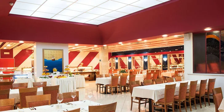 4* hotel na ostrove Korčula: neďaleko od pláže, polpenzia, vonkajšie aj vnútorné bazény