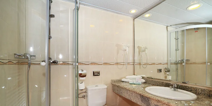 4* hotel na ostrove Korčula: neďaleko od pláže, polpenzia, vonkajšie aj vnútorné bazény