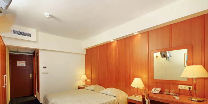 4* hotel na ostrove Korčula: neďaleko od pláže, polpenzia, vonkajšie aj vnútorné bazény