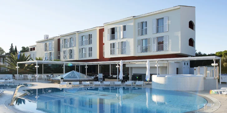 4* hotel na ostrove Korčula: neďaleko od pláže, polpenzia, vonkajšie aj vnútorné bazény