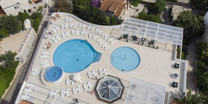 4* hotel na ostrove Korčula: neďaleko od pláže, polpenzia, vonkajšie aj vnútorné bazény