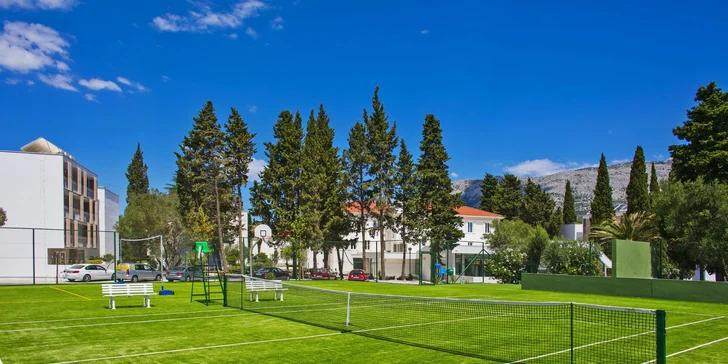 4* hotel na ostrove Korčula: neďaleko od pláže, polpenzia, vonkajšie aj vnútorné bazény