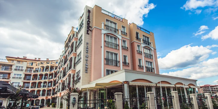4* pobyt pre páry aj rodiny na Slnečnom pobreží: ubytovanie až na 7 nocí, vonkajší bazén a all inclusive program