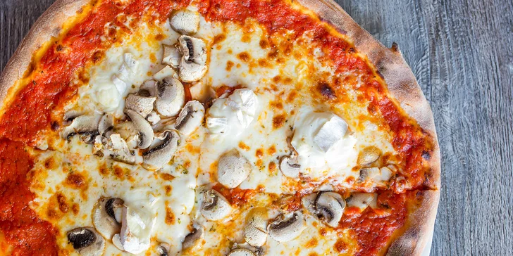 Chrumkavá pizza pečená na dreve