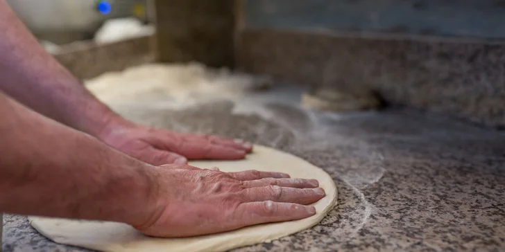 Chrumkavá pizza pečená na dreve