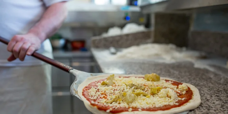 Chrumkavá pizza pečená na dreve