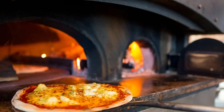 Chrumkavá pizza pečená na dreve