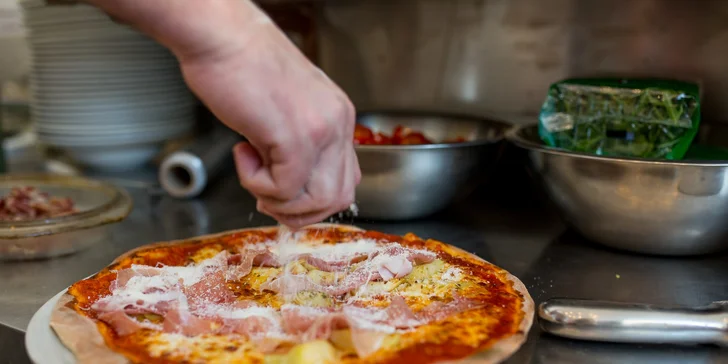 Chrumkavá pizza pečená na dreve