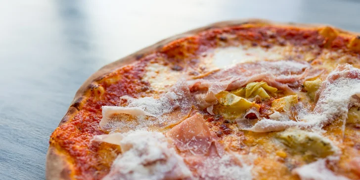 Chrumkavá pizza pečená na dreve