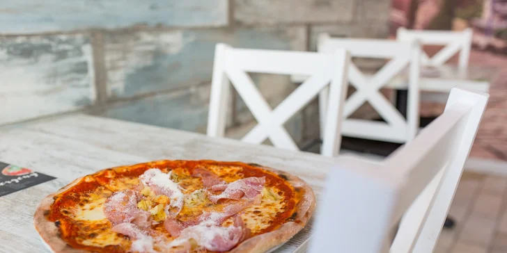 Chrumkavá pizza pečená na dreve