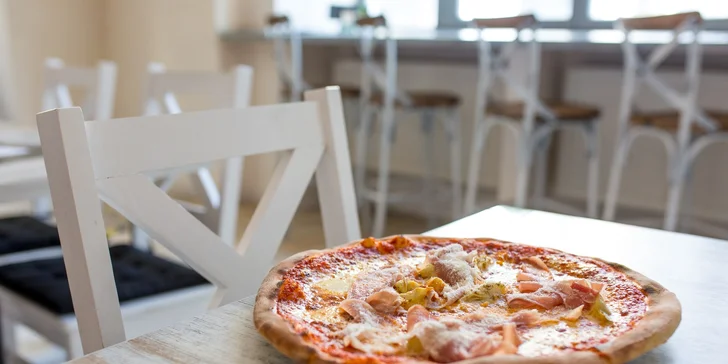 Chrumkavá pizza pečená na dreve