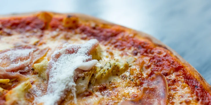 Chrumkavá pizza pečená na dreve