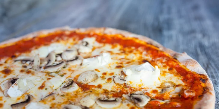 Chrumkavá pizza pečená na dreve