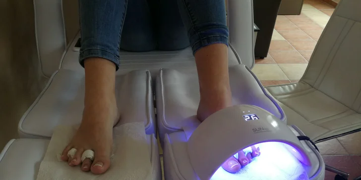 Mokrá alebo kombinovaná pedikúra či wellness s parafínom