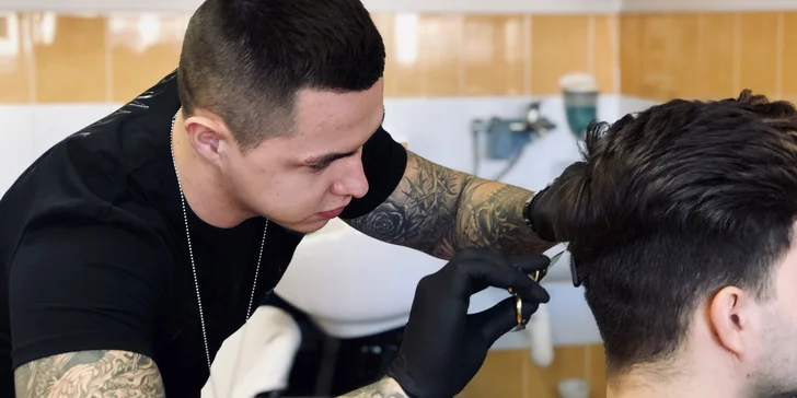 Klasický pánsky strih od barbera a úprava brady