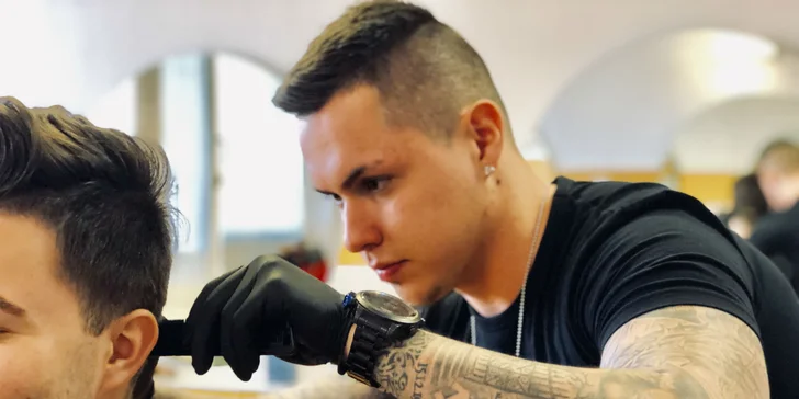 Klasický pánsky strih od barbera a úprava brady