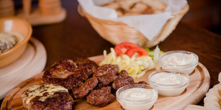 Balkánska hovädzia doska, burger s pleskavicou alebo čevapčiči