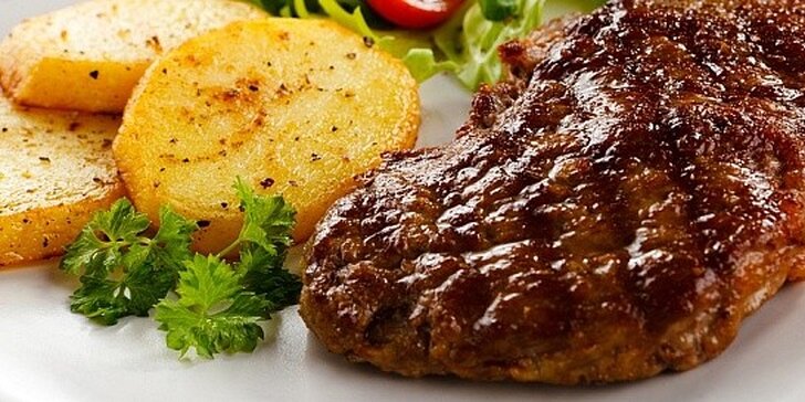 Šťavnatý hovädzí steak s prílohou a vínom priamo v srdci Nitry