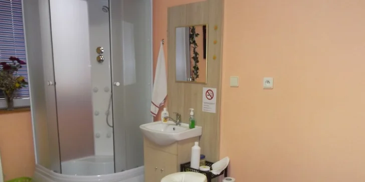 Masáž chrbta a šije, reflexná masáž či masáž silikónovou bankou