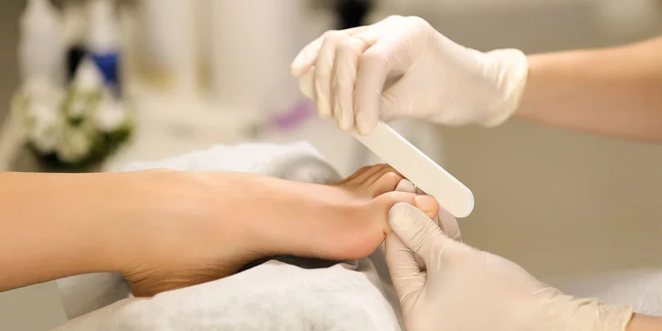 Wellness perličková pedikúra s masážou chodidiel či japonskou manikúrou