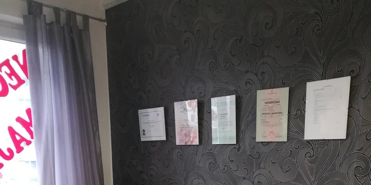 Žiarivo biely úsmev s laserovým bielením zubov bez peroxidu