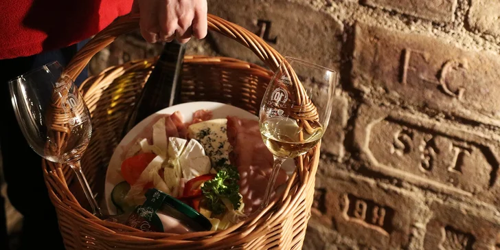 Zážitky v podzemnom meste vína: prehliadka či piknik vo Valtickom podzemí