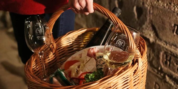 Zážitky v podzemnom meste vína: prehliadka či piknik vo Valtickom podzemí