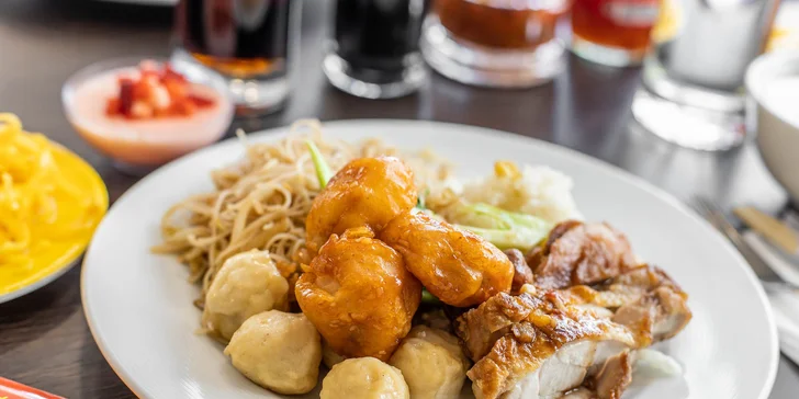 Chutné bufetové stoly podľa dennej ponuky v reštaurácii Peking