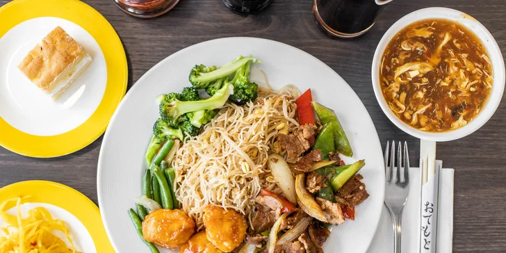 Chutné bufetové stoly podľa dennej ponuky v reštaurácii Peking