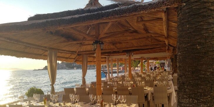 Makarská riviéra - hotel na pláži, welcome drink a chutná polpenzia