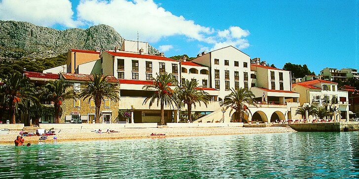 Až 7 nocí v chorvátskej Podgore: dovolenka s polpenziou v hoteli priamo na pláži