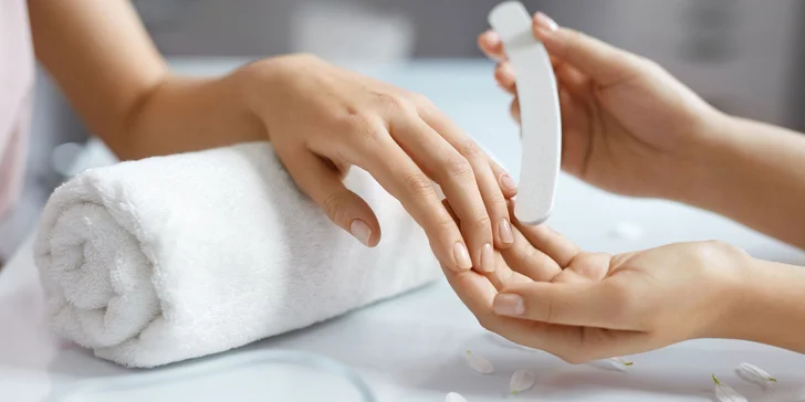 Gélové alebo akrylové nechty, gél lak alebo japonská manikúra s ošetrením so slimačím slizom