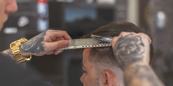 Pánsky strih alebo úprava brady u profesionálneho barbera
