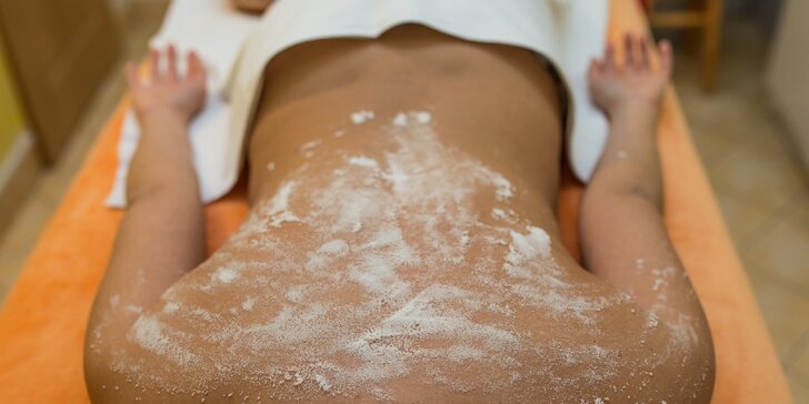 Prírodná peelingová masáž soľou z Mŕtveho mora alebo klasická masáž