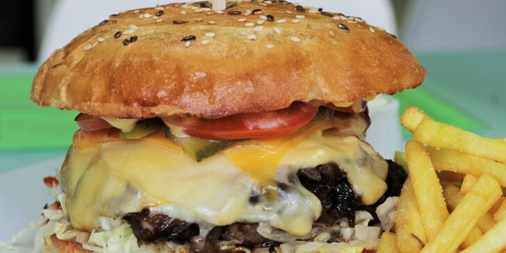 Cheeseburger alebo Boss burger s hranolčekmi a omáčkou