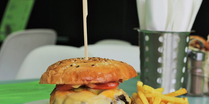 Cheeseburger alebo Boss burger s hranolčekmi a omáčkou