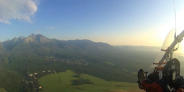 Tandemový motorový let pri východe slnka ponad tatranské štíty
