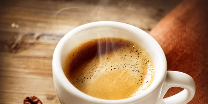 Sladká Marlenka s kávou v centre mesta v štýlovej kaviarni Alcafe