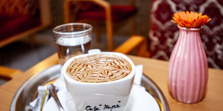 Lahodná káva a zákusok podľa vlastného výberu v Café Kupé