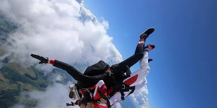 Jedinečný zážitok nabitý adrenalínom - tandemový zoskok aj s HD video záznamom