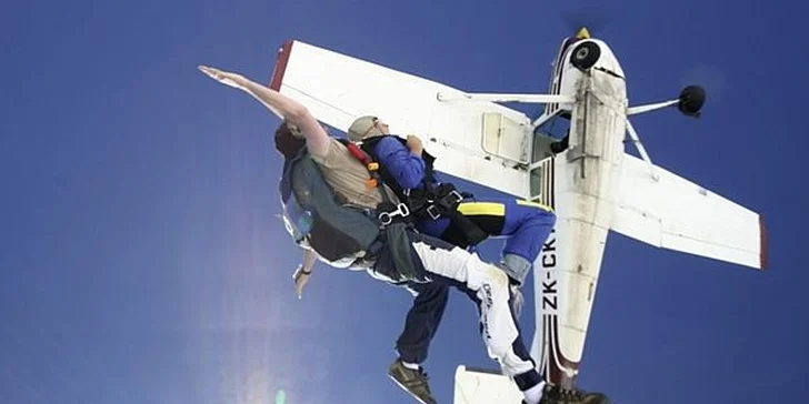 Jedinečný zážitok nabitý adrenalínom - tandemový zoskok aj s HD video záznamom