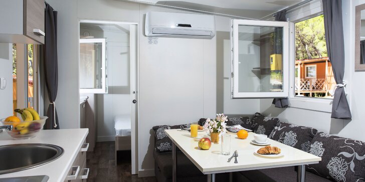Chorvátska Baška Voda: klimatizovaný mobilný dom v kempe až pre 6 osôb