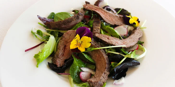 Flank steak, hovädzí Sirloin alebo jelení steak aj s prílohou