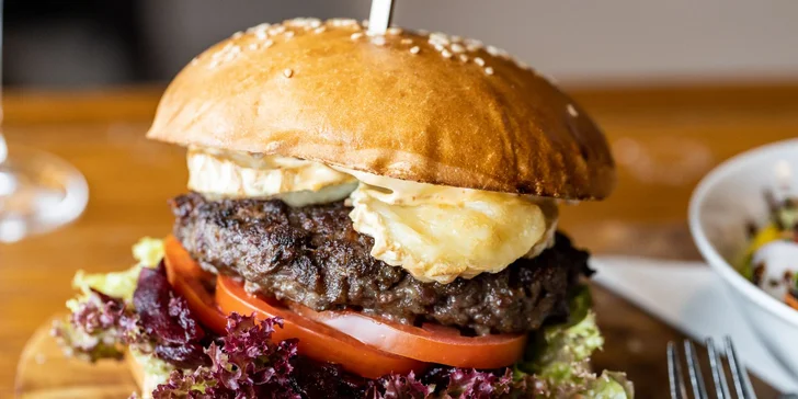 Hovädzí burger s kozím syrom alebo pastrami sendvič