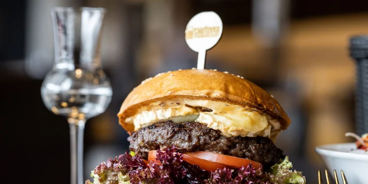 Hovädzí burger s kozím syrom alebo pastrami sendvič