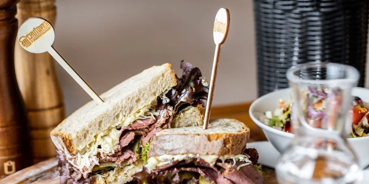 Hovädzí burger s kozím syrom alebo pastrami sendvič