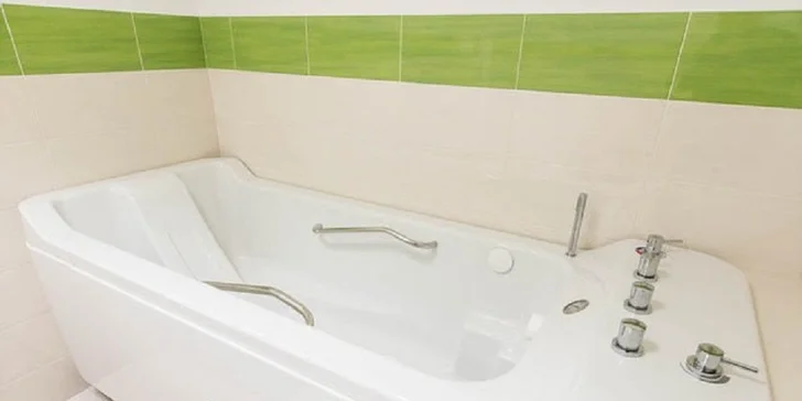 Masáže od fyzioterapeuta alebo hydromasáž a infrasauna